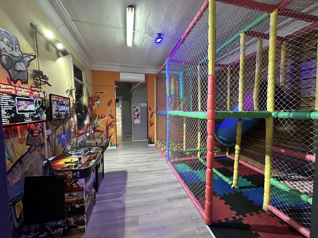 Sector de arcade, pinball y metegol en Bella Eventos